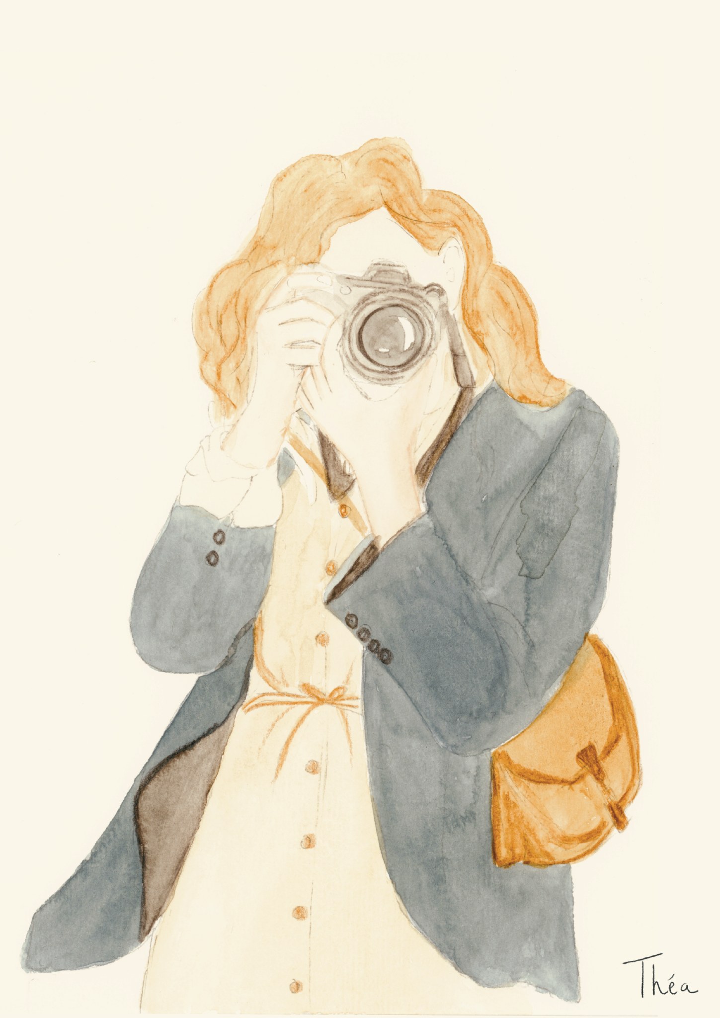 Photographe rousse tenant un appareil devant son visage