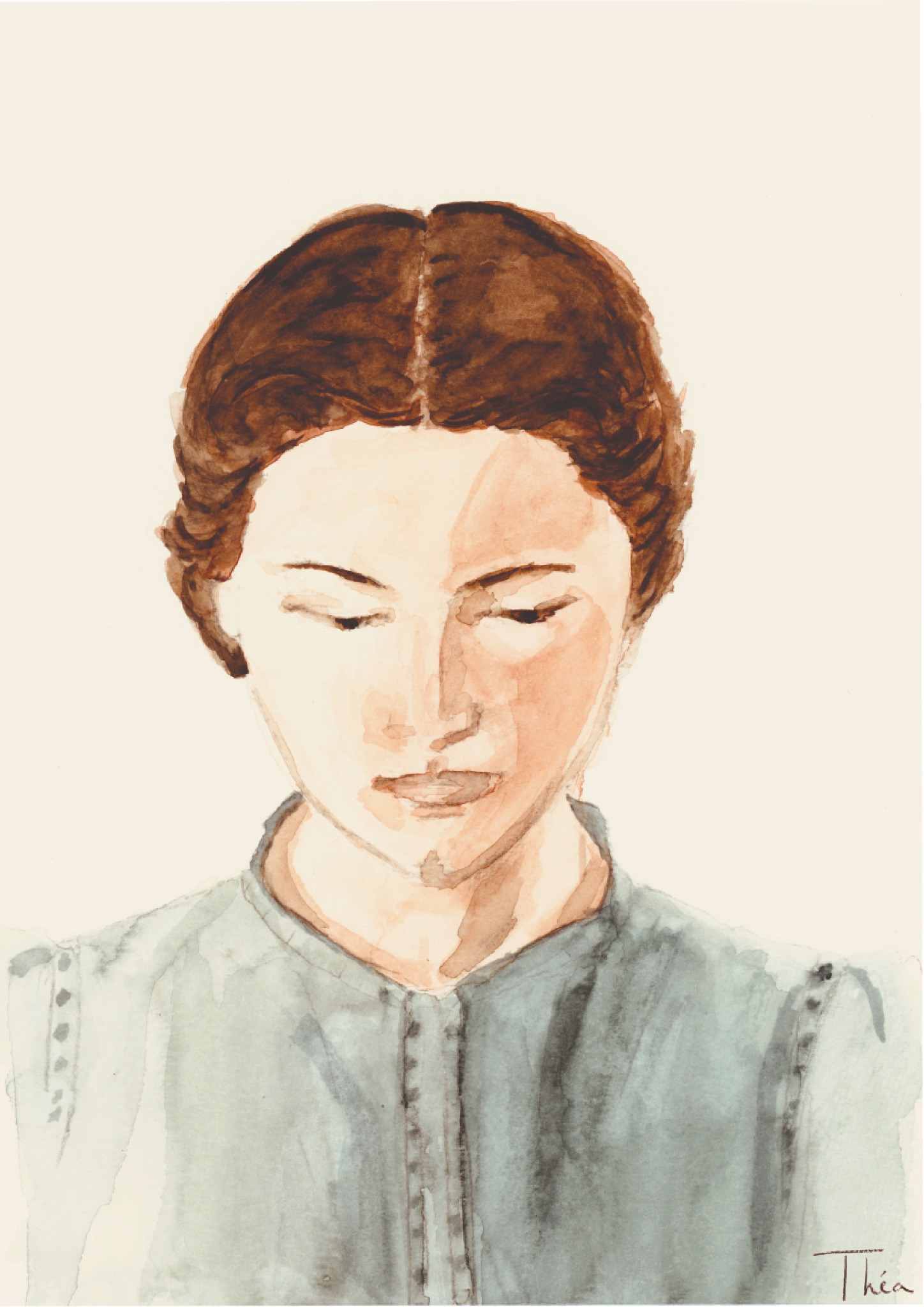 Portrait d’une femme brune aux yeux baissés, vêtue de bleu