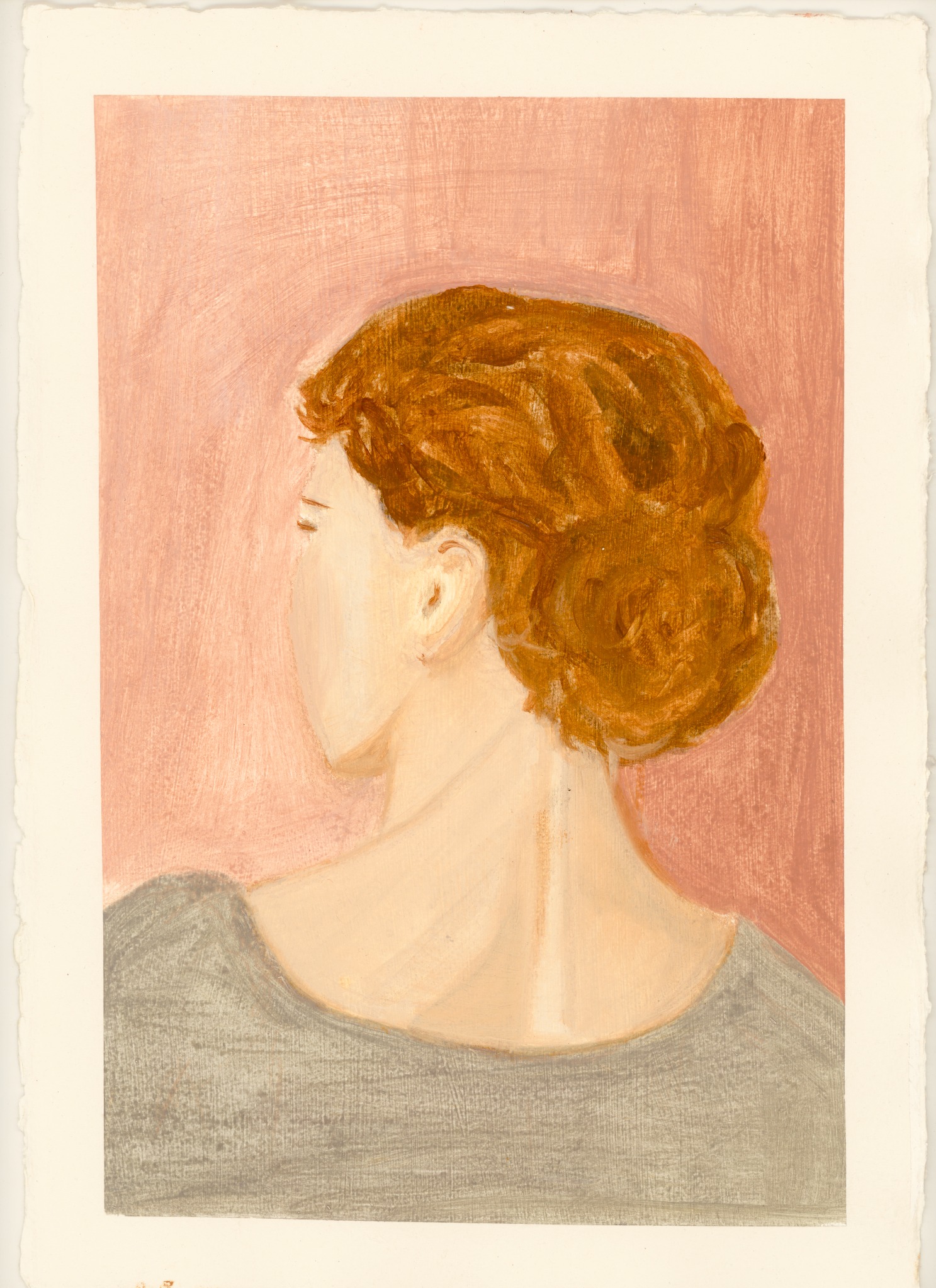 Portrait de dos d’une femme aux cheveux roux sur fond rose