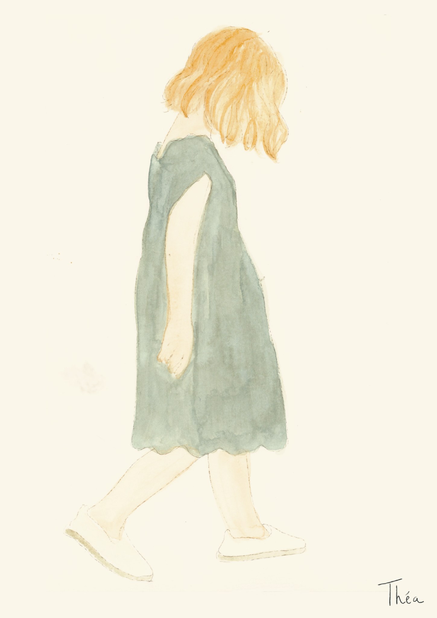 Jeune fille blonde en robe bleue marchant de profil